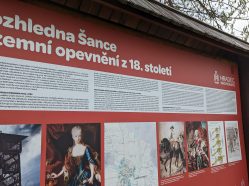 Informační tabule u rozhledny Šance
