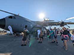 Transportní letoun Airbus A400M německého letectva (Luftwaffe) na statické ukázce s návštěvníky v popředí.