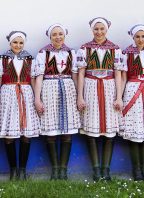 Přehlídka lidových krojů s cimbálovou muzikou (Janáček Brno 2026)