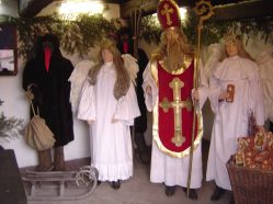 Figuríny Mikuláše, andělů a čertů ve skanzenu v Přerově nad Labem