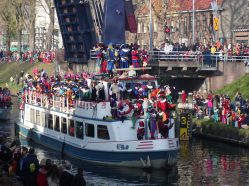 Sinterklaas připlouvá ze Španělska se svými pomocníky, Černými Petry